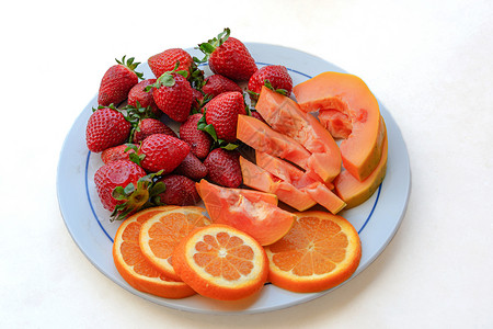 水果 草莓 木瓜和橙片 布蓝背景 特写高清图片