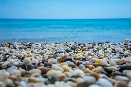 蓝色鹅卵石海景 叶夫帕托利亚附近的小海滩背景