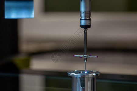 CMM  坐标测量机  接触式探针测量玻璃台面上的铝零件 高精度制造生产控制科学核实工厂星星技术仪器桌子工程检查机器背景图片