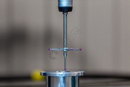 CMM - 坐标测量机 - 接触式探针测量玻璃台面上的铝样品部件 高精度控制过程背景图片