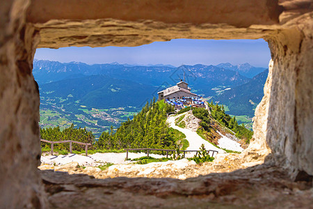 保守国家秘密鹰巢或凯尔斯泰因豪斯躲在阿尔卑斯山地貌景观之上的岩石上 通过石窗全景观背景