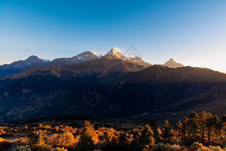 鱼尾峰喜马拉雅山脉在尼泊尔Poon山景点的自然景观吸引力蓝色首脑地标假期全景旅行天空高度辉光背景