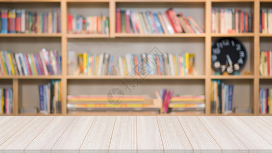 图书馆的木质桌子 书架模糊 背景中有许多书本以及房间小说文章教科书知识教育书签文档奖学金出版商背景图片