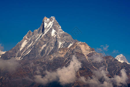 道拉吉里尼泊尔的鱼尾峰或马查普沙雷山 蓝天背景清晰辉光风景日落高度旅行爬坡旅游鱼尾森林蓝色背景