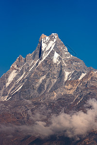 尼泊尔的鱼尾峰或马查普沙雷山 蓝天背景清晰旅行远足风景爬坡蓝色辉光鱼尾日落首脑天空背景
