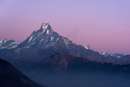 拉吉尼泊尔日落时 鱼尾峰或马恰普沙雷山背景