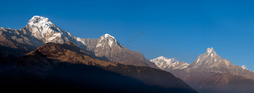 尼泊尔清蓝天空喜马拉雅山山脉全景自然景观尼泊尔鱼尾吸引力高度顶峰首脑远足旅游日落地标森林背景图片