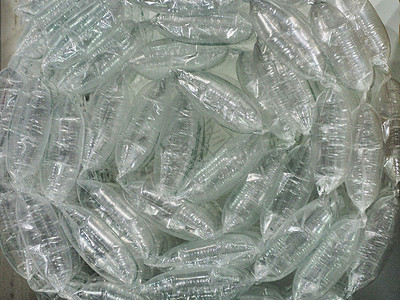 意大利都灵 202 年 2 月 13 日展出的气泡纸箔和包装材料送货回收塑料盒子玻璃纸材料枕头商品密封运输背景