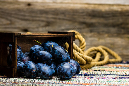 在木箱里用生锈的成份 提取出蓝色的李子收成箱子健康饮食紫色甜点背景食物营养水果蓝梅背景图片