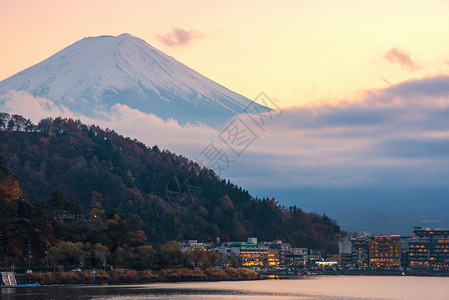 火山遗迹日本秋季日落时 河口湖富士山的美丽自然景观 富士山是一个特殊的风景名胜 也是日本的历史遗迹之一背景