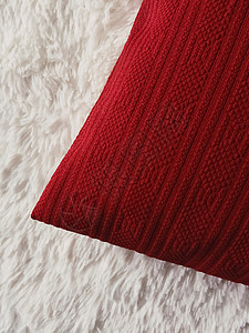枕头复古家居装饰白色蓬松格子毯上的红色垫枕作为平躺背景卧室顶视图和家居装饰棉被枕头棉布软垫织物材料毯子被子床罩礼帽背景
