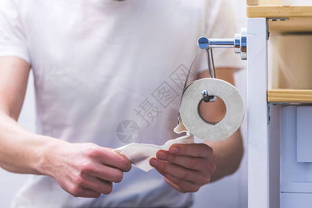 厕所概念 男性手拉卫生纸 关上疼痛清洁度消化民众用品消化道螃蟹排便倾销组织背景