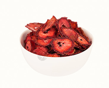 垂涎三尺白盘中的干草莓 白底切除的草莓水果芯片收成市场食物农民花园阳光美味浆果工作室种子背景