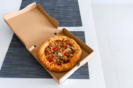 比萨饼盒个人比萨饼 盒装小披萨 送食物菜单桌子服务圆圈餐厅美食木板蔬菜工作小吃背景