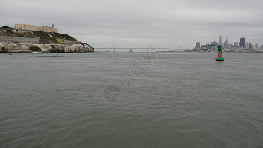 美国加利福尼亚州旧金山湾的恶魔岛 在岩石上关押歹徒的联邦监狱 多雾的天气 历史悠久的监狱 迷雾笼罩的海港悬崖 犯罪入狱博物馆地标背景图片