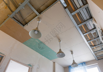 新大楼内一个房间内部的两层石膏板天花板屋顶未完成高清图片