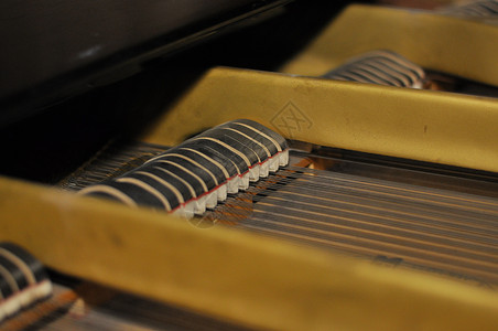 钢琴机制 大钢琴内部 钢琴内部锤弦的特写视图高清图片