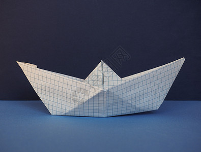 玩具纸纸船游戏蓝色平方方格背景图片