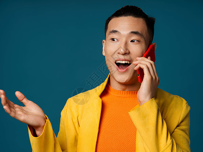 快乐的男子用手牵着手 在电话上交谈 蓝背景韩文外表背景图片