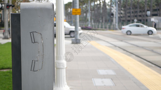 路标电话亭美国加利福尼亚州街道上用于紧急呼叫的复古投币式公用电话站 公共模拟付费电话亭 用于连接和电信服务的过时技术 盒子上的手机硬币设备背景