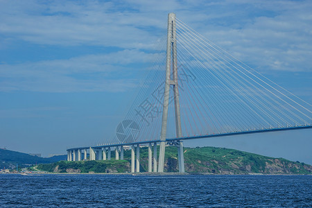 与俄罗斯桥建造的景象席卷海平面景观旅游天空海景旅行建筑学船舶海岸线水面支撑背景图片