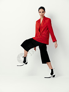穿着红衣黑黑裤子鞋模特的时装女郎背景图片