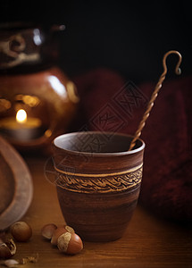 在陶瓷杯中喝热饮的黑暗背景木头桌子坚果织物陶瓷食物装饰品玻璃菜肴背景图片