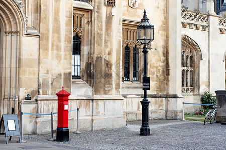 英国旧楼前的传统邮箱和街道灯光线(大不列颠)背景图片