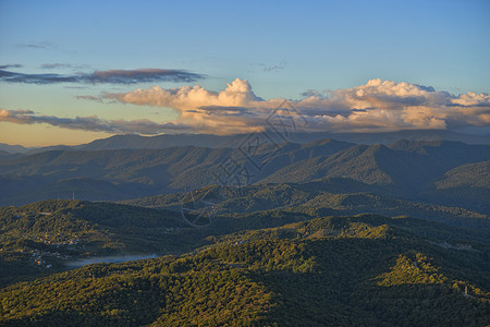 蓝色天空下山峰的自然风景景观背景图片