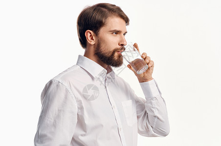 一个喝杯水饮料的人的肖像 冷却淡光背景衬衫模型饮食工作室口渴营养手指男性男人矿物液体玻璃抓住高清图片素材