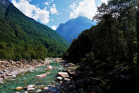流经美丽风景的绿松石Verzasca河高清图片