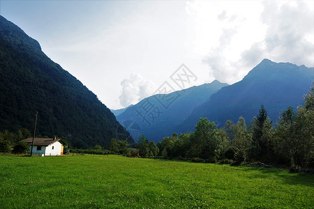 杰拉提契诺州Verzasca山谷Gerra带平原草地的农舍背景