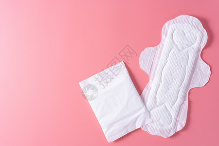 卫生巾 粉红色背景的卫生巾 月经 女性卫生 顶视图广告女士小样女孩织物吸水性尿布经期水分软垫背景图片