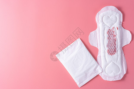用过的卫生巾 粉红色背景的卫生巾 月经 女性卫生 顶视图妇科棉布水分尿布女士产品女孩内衣软垫经期背景图片