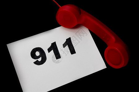 黑色面膜纸拨打911和紧急呼叫概念 文本911在纸上和电话隔离在黑色医院屏幕数字手机记忆固定电话警报救援帮助安全背景