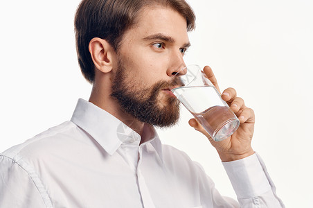 一个喝杯水饮料的人的肖像 冷却淡光背景衬衫模型手指工作室男性饮食男人玻璃营养液体口渴矿物健康高清图片素材