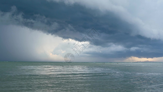 在潮湿的雨季 泰国苏梅岛的沙质海岸挥舞着蓝色的大海 异国情调的热带海洋海滩上的飓风和风暴警告 疾风不祥云 危险台风雷暴棕榈海岸线背景