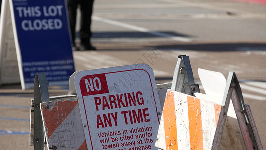 交通禁令标志停车场标志作为美国繁忙城市地区交通困难和交通问题的象征 加利福尼亚州圣地亚哥市中心的公共付费停车场 城市中的汽车空间有限招牌民众背景