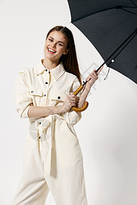 解放时尚风潮开心的女士打开伞保护伞 免受雨白西装风潮背景