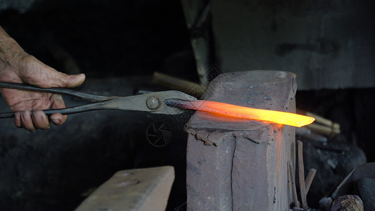铁匠作坊熔化的热的高清图片