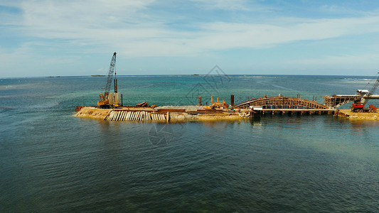 打桩西亚高岛的桥梁正在修建中鸟瞰图地标柱子旅行穿越设备海洋工作工地施工背景