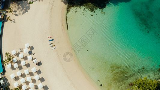 湖床热带海滩和蓝色环礁湖珊瑚礁海岸线海岸海湾海景天空假期理念海洋鸟瞰图背景