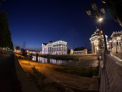 2014年晚上斯科普里地标建筑学场景游客天空博物馆旅游街道建筑城市背景图片
