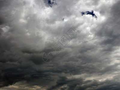 多彩戏剧性的天空乌云天气风暴危险气象力量天堂运动雷雨季节气氛背景图片