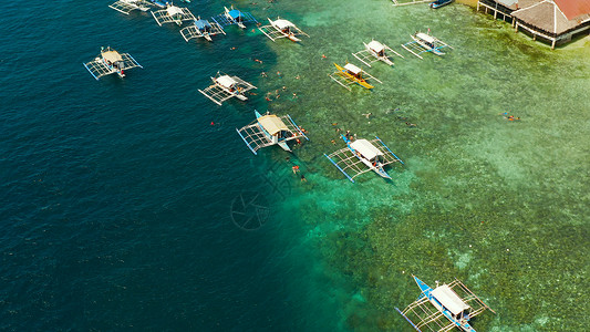 在菲律宾莫尔博尔岛珊瑚礁的游客潜游风景热带海洋游泳假期海岸旅行鸟瞰图潜水闲暇背景