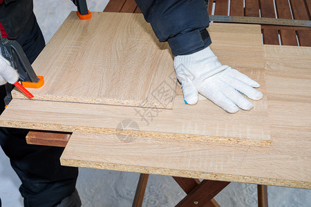 一个男人 工人用铅笔画花板板上职业测量木匠木板工具卷尺阴谋铅笔男人工匠背景图片