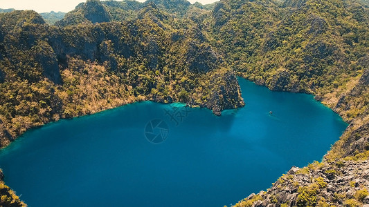 位于菲律宾热带岛屿的Barracuda山湖 科隆 帕拉万鸟瞰图旅游悬崖航空蓝色异国旅行风景岩石冠冕背景图片