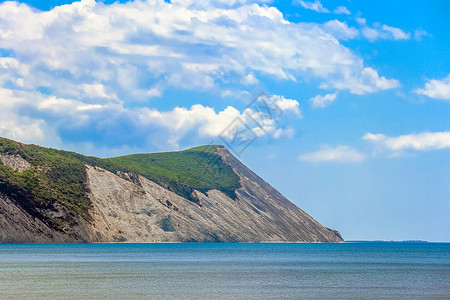 远到海面的角 海景场景曲线海岸线建筑蓝色房子旅行旅游游艇爬坡背景图片