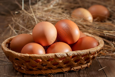 篮子里新鲜的棕色鸡蛋 在谷仓里从干草中饮食农家院食物照片食品生活产品乡村鸡舍母鸡背景图片