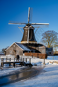 冬天雪中村庄覆盖在荷兰的雪地景观中村庄旅游文化女士历史性风景男人历史场地天空背景